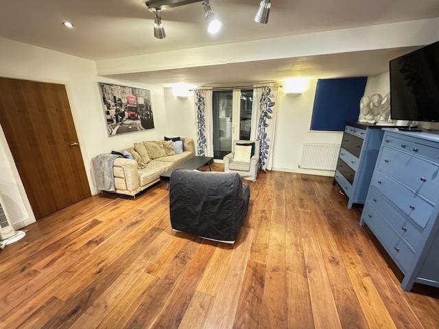 2 B2 2Bth London Interning? Avail 23 May 26 Main Photo