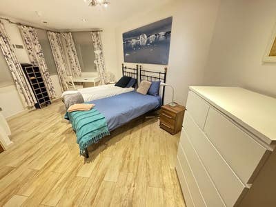 2 B2 2Bth Modern, Nice and Bright. Avail 23 May 26 Main Photo