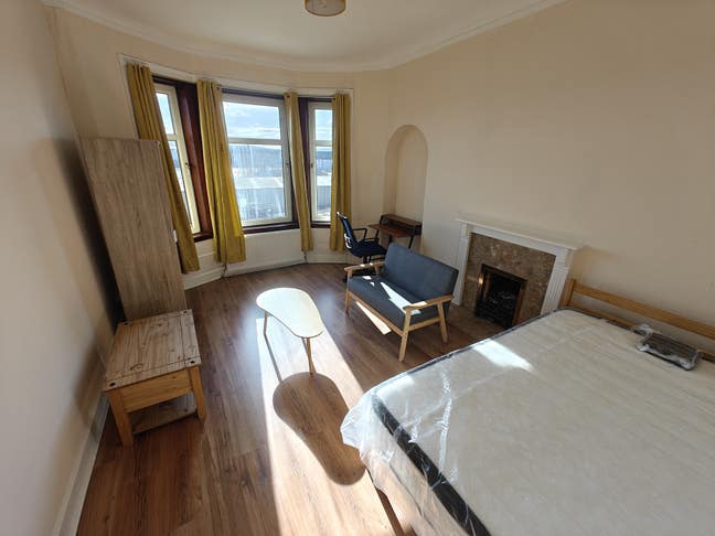 Large self contained  Room on Dumbarton Road Main Photo