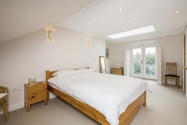 Large, ensuite double loft room - Mon-Fri rental Main Photo
