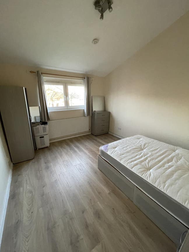 Large room in gret location. Main Photo