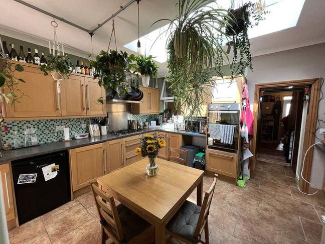 Comfy double room in 2 bed house Main Photo