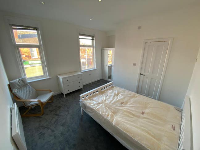 1 En-suite room available in a house shared Main Photo