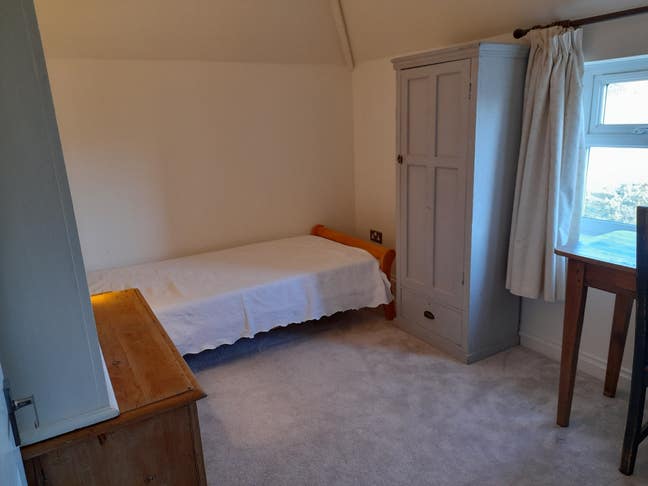 Large Single Bedroom., Two Bathrooms in house  Main Photo