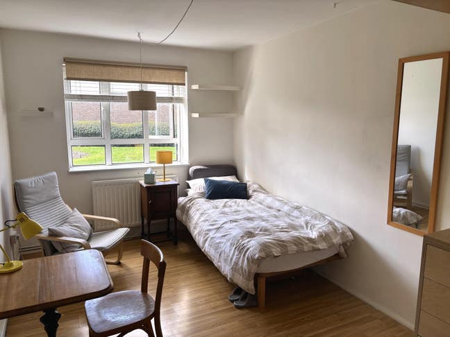 Sunny room, double size with single bed Main Photo