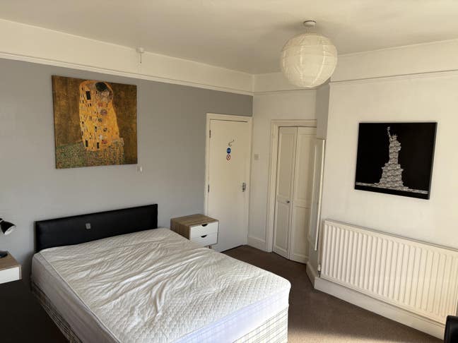 Large double en-suite - 6 mins to town  Main Photo