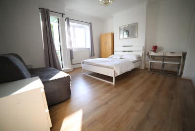 ⭐No deposit • Bills Incl •Large room with Balcony  Main Photo