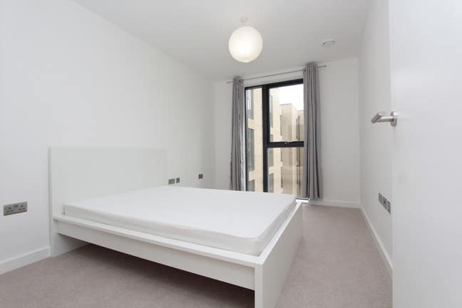 New Modern en-suite for couples in Greenwich SE10 Main Photo