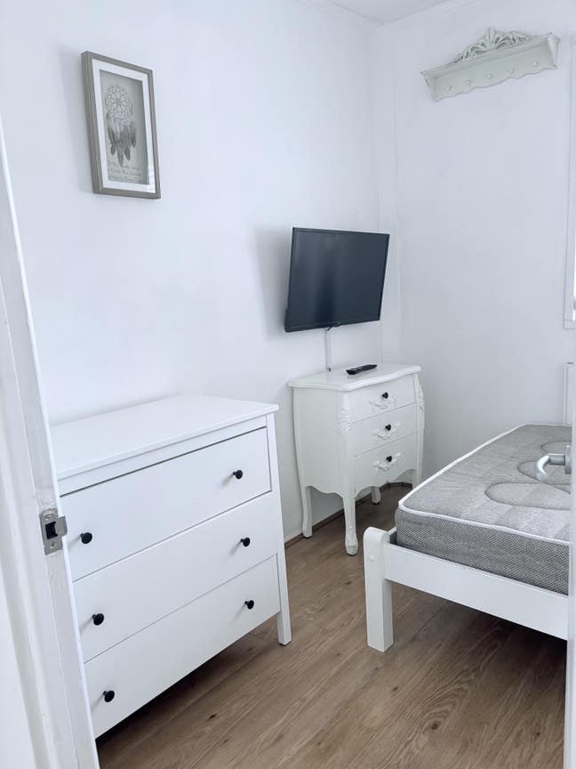 Double room in peaceful girlie house  Main Photo