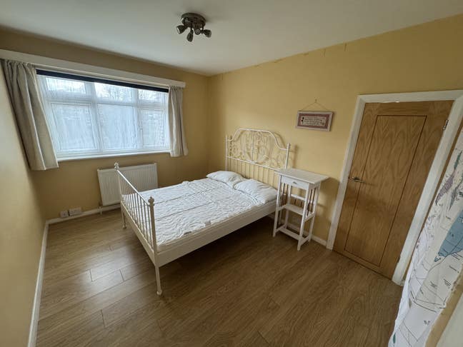 Double bedroom with inbuilt wardrobe  Main Photo