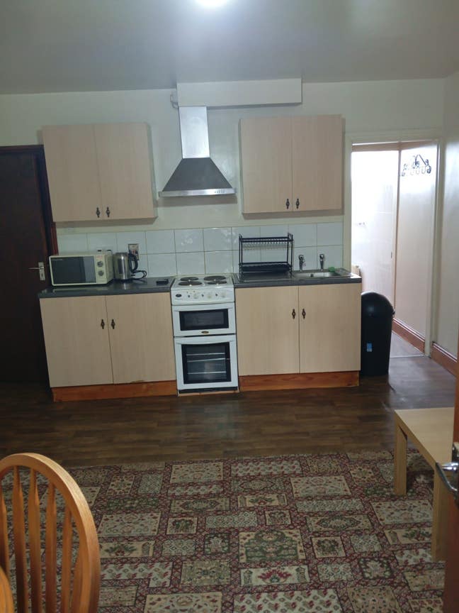 Roundhay  S/C Flat Furnishied Main Photo