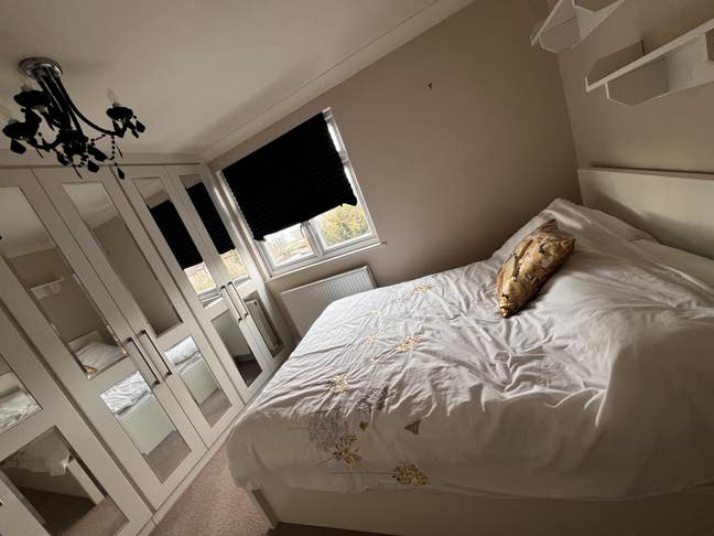 Ensuite room available in Hainault Main Photo