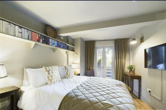 Ensuite Room Reading Central Main Photo