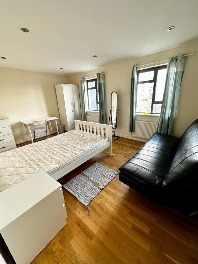 Bright & Spacious Room in Centre Main Photo