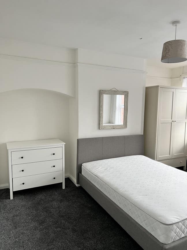 Double room in shared house bills incl central Main Photo