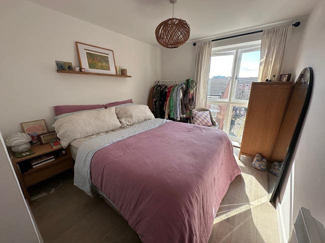 Double room in lovely Bow flat  Main Photo