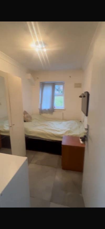 Walking distance to shepherds bush market! GREAT  Main Photo