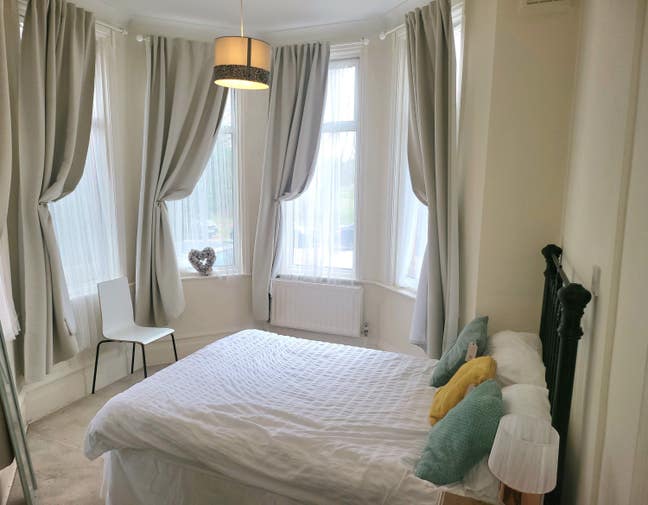 Luxury/Huge!/ Country Views/2 mins train/London! Main Photo