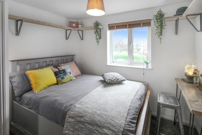 Lovely Double Room - Weald Drive, Crawley Main Photo
