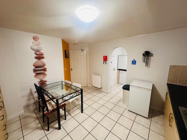 Walking distance to general hospital  Main Photo