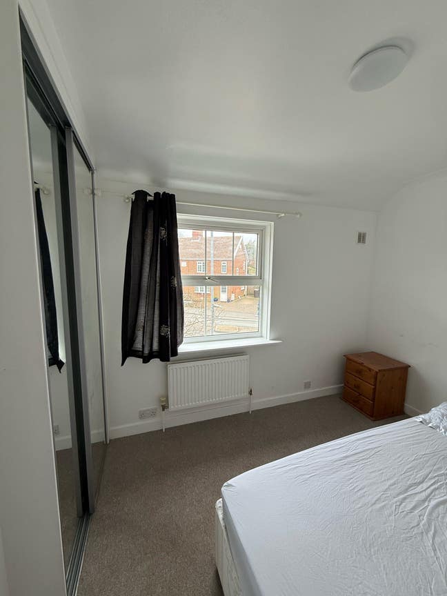 Bright Room Available in a Friendly Home –Nr8 5AG Main Photo