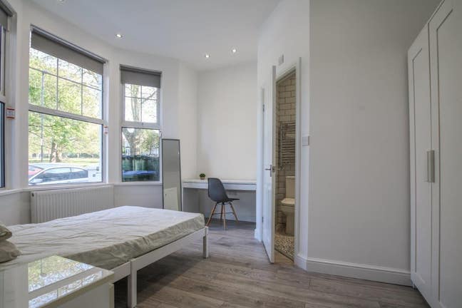 Spacious En-suite - Available NOW Main Photo