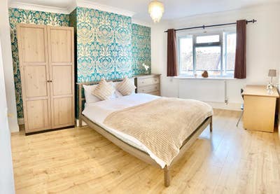 Spacious Double Bedroom 2min to Barons Court Tube Main Photo