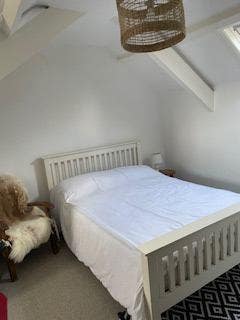 Private attic room in shared house Main Photo