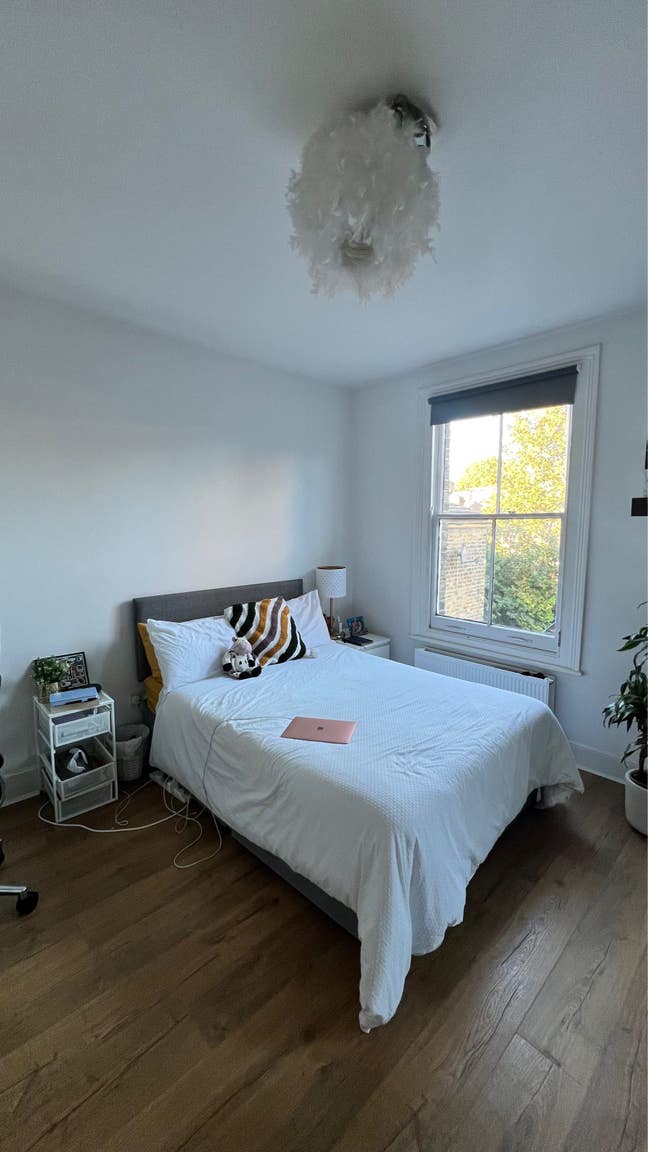 Room to rent in bright spacious east London home Main Photo