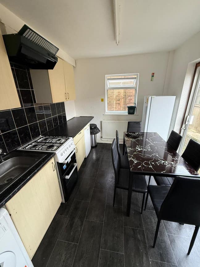 ROOM TO RENT Main Photo