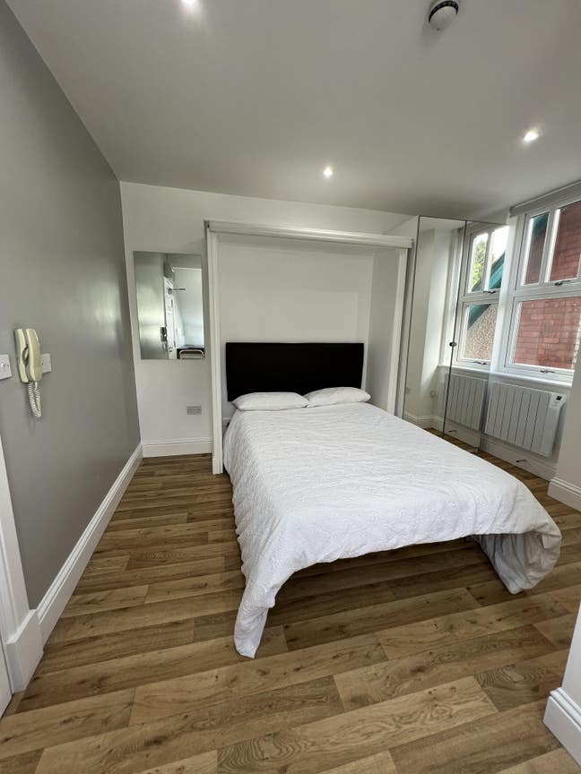 Studio Apartment  Modern  Well Maintained (30SRF8) Main Photo