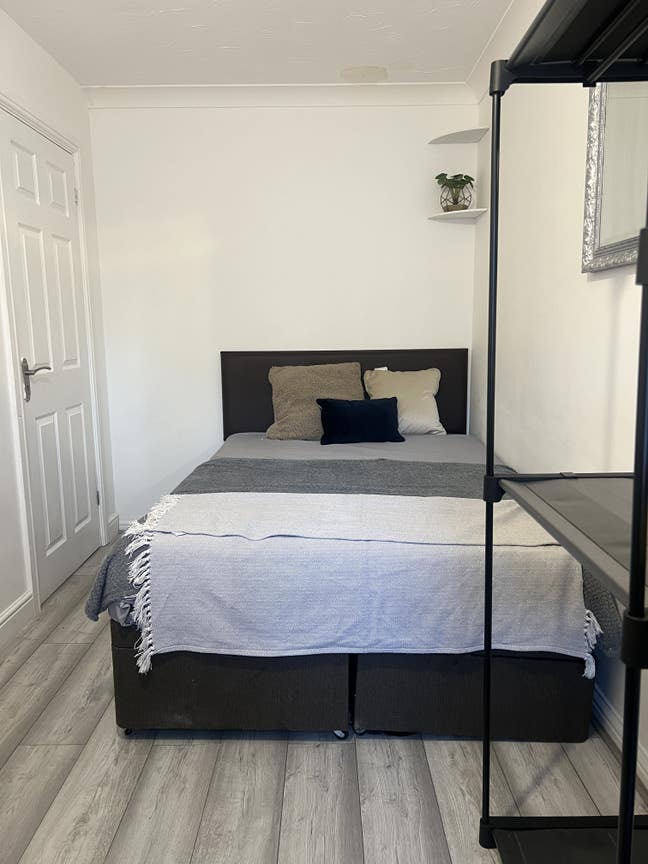1 bedroom furnished + ALL BILLS-Town Main Photo