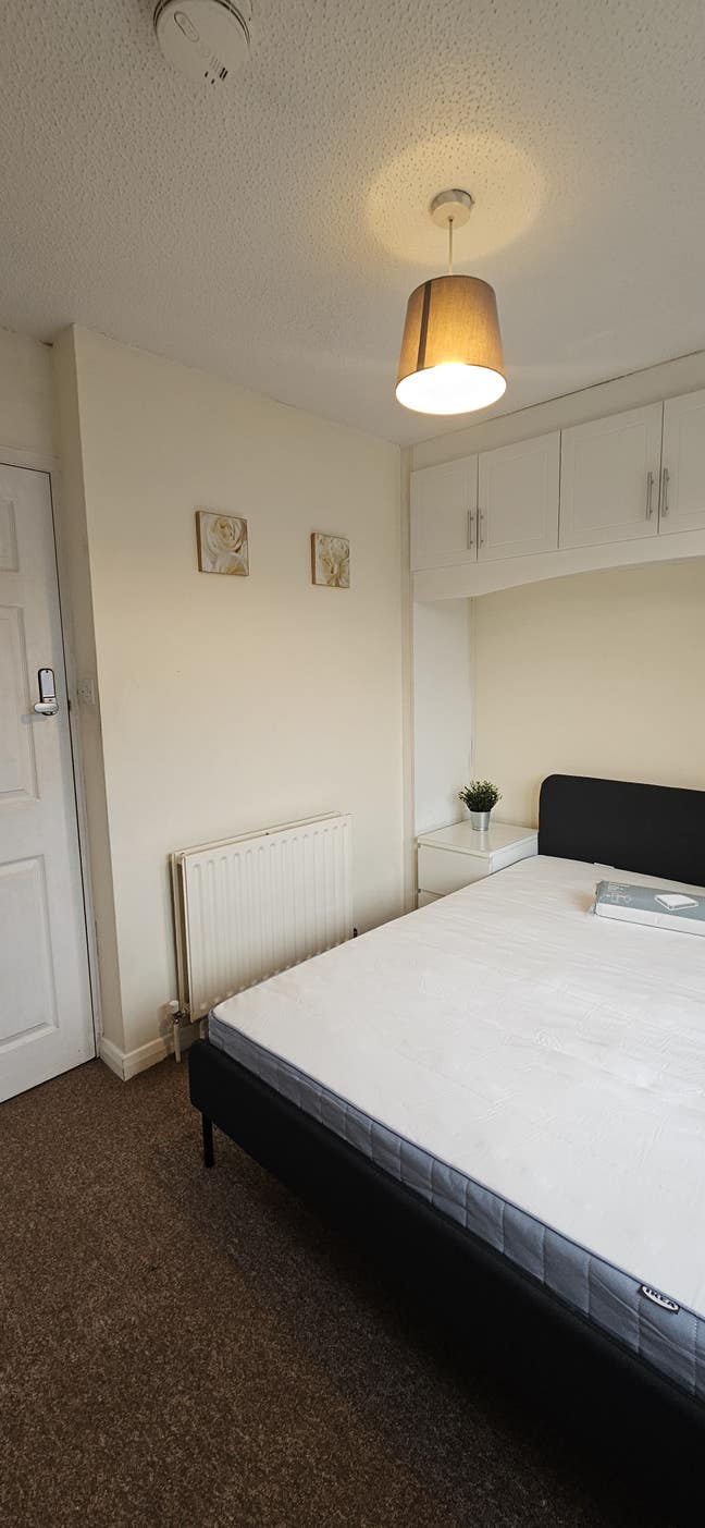 Beautiful light, large double bedroom Main Photo