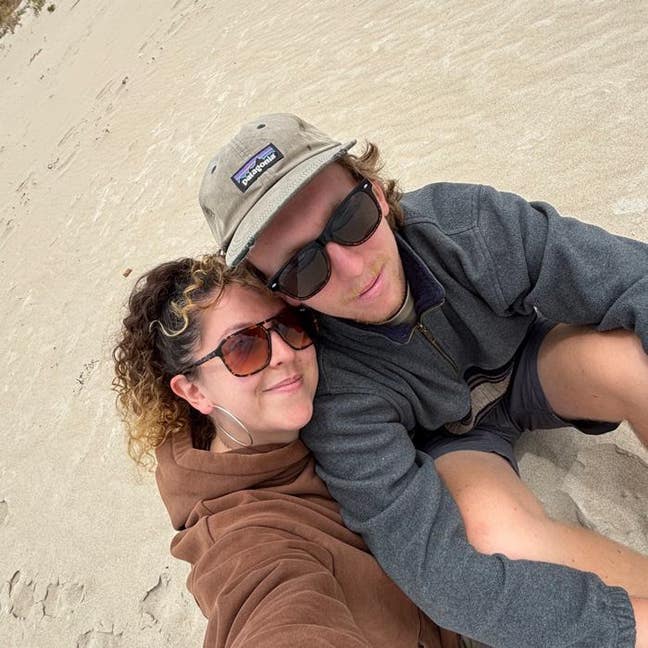 Profesional couple looking for short term let Main Photo