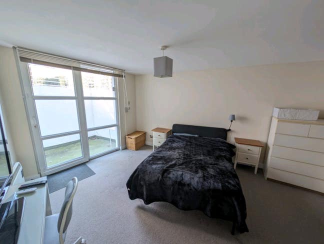 Large double en suite room w/ courtyard, riverside Main Photo