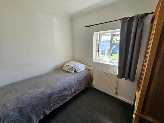 Furnished redecorated room in Cobham Main Photo