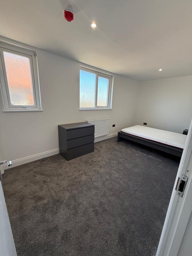 Brand new, full high end refurb, ensuite rooms. Main Photo