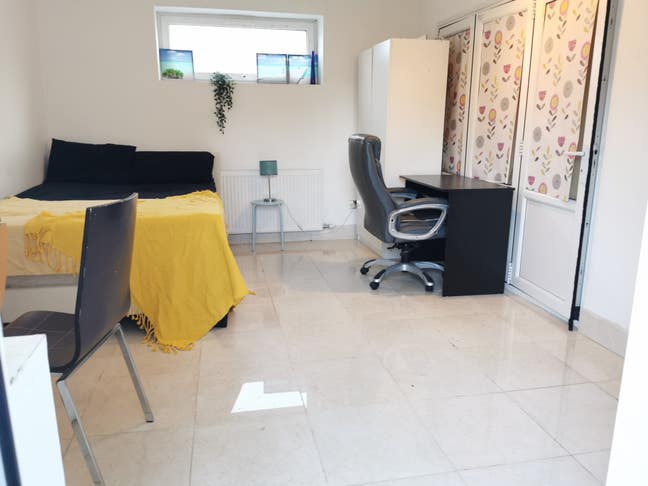 Large  Double Room for Rent Near  Man Uni  Main Photo