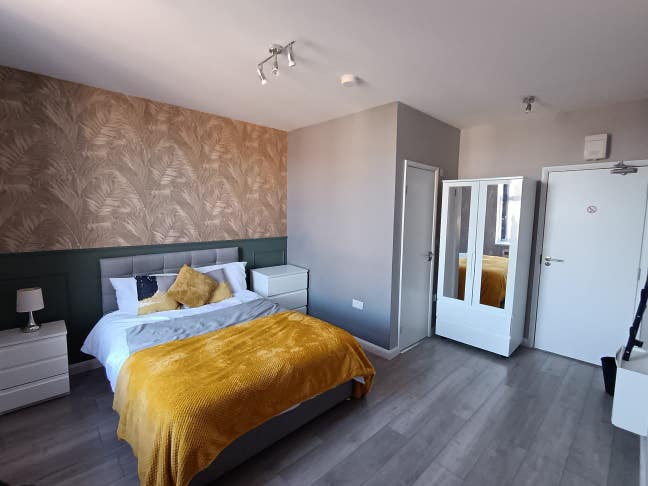 ✨Modern Huge En-Suite Room's Bury ✨ Parking Includ Main Photo
