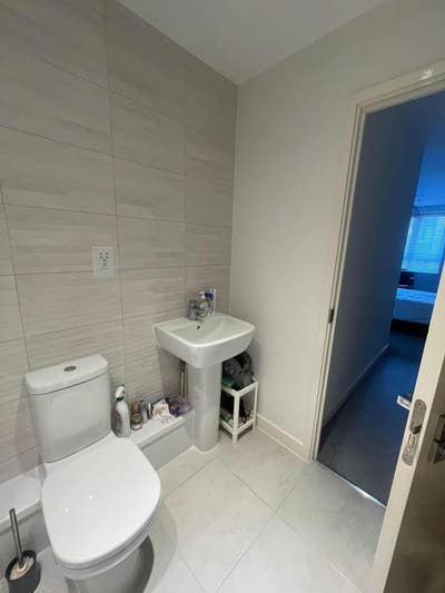 Modern double ensuite room in 3 bed flat Main Photo