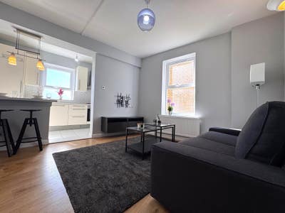 Bright  2 Bed Flat, High Road, Willesden, NW10 2Su Main Photo
