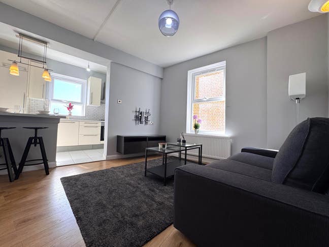 Bright  2 Bed Flat, High Road, Willesden, NW10 2Su Main Photo