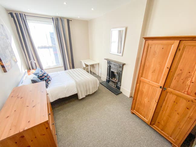 Fabulous Super large Room in the Heart of Redhill Main Photo
