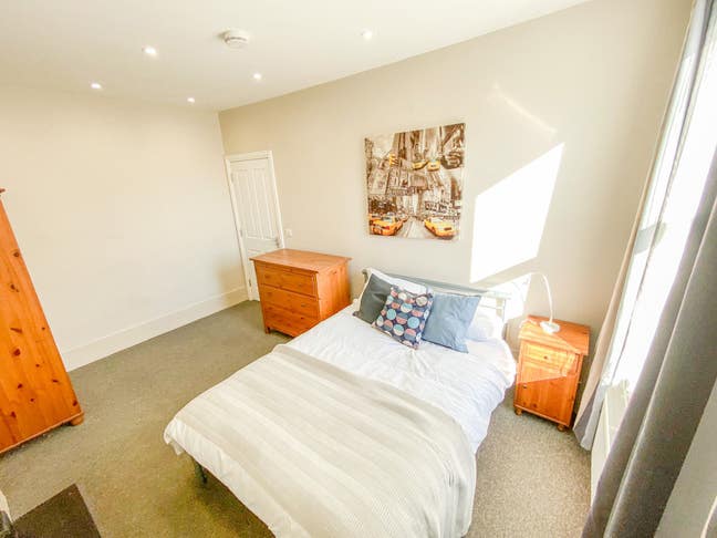 Super Large Room – 2 Mins from Redhill Station Main Photo