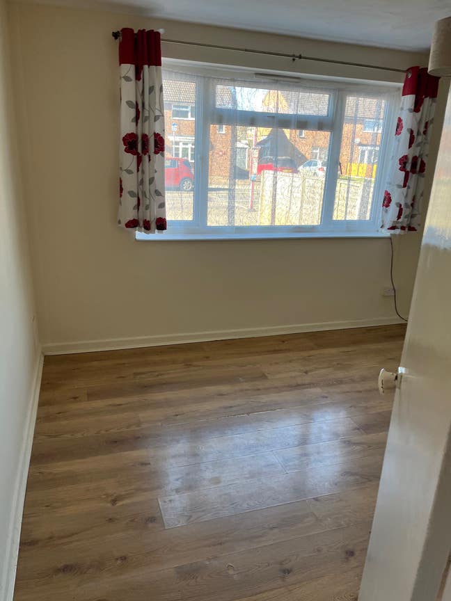 3 bed house next to Airport  Main Photo