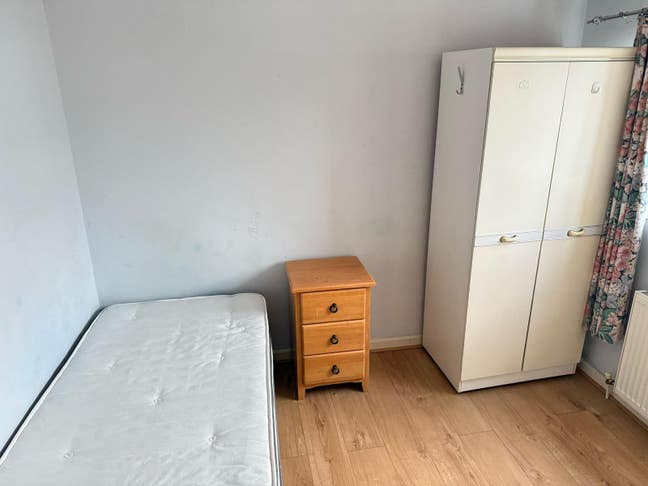 Large single room available Main Photo