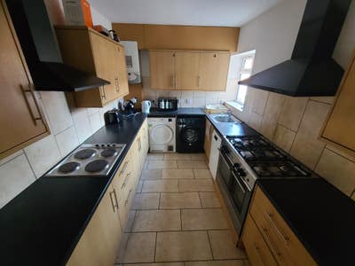  A stones throw from London Road in Langley! Main Photo