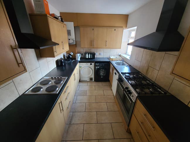  A stones throw from London Road in Langley! Main Photo