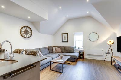 Large Double Bedroom with En-Suite and Parking Main Photo