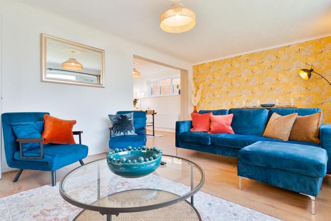 Stylish 4 BR Spacious House with Parking & Garden Main Photo